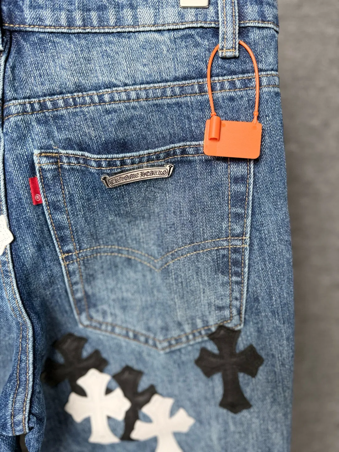 P270 💰 (Top version) Chrome Hearts blue pants, black and white multi-leather jeans, multi-leather standard workwear jeans, ch jeans, all need to be washed and then disassembled and hand-stitched with sheepskin cross leather and then spliced to complete. The whole process is too many to explain. About Chrome Hearts This is an extremely luxurious fashion brand that can also be called the aristocrat of the high street. It has always been an exclusive brand for some hipsters or the rich second generation. Compared with ordinary high streets, it is more luxurious and noble. Compared with luxury brands, it has a more fashionable personality. It has always been a brand that I have a special liking for. Color: blue Size: 28-30-32-34-36 (corresponding to S-M-L-XL-XXL)